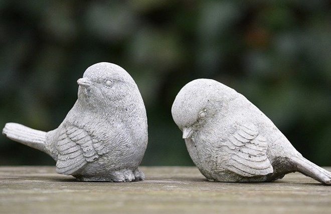 不仲な鳥の石像
