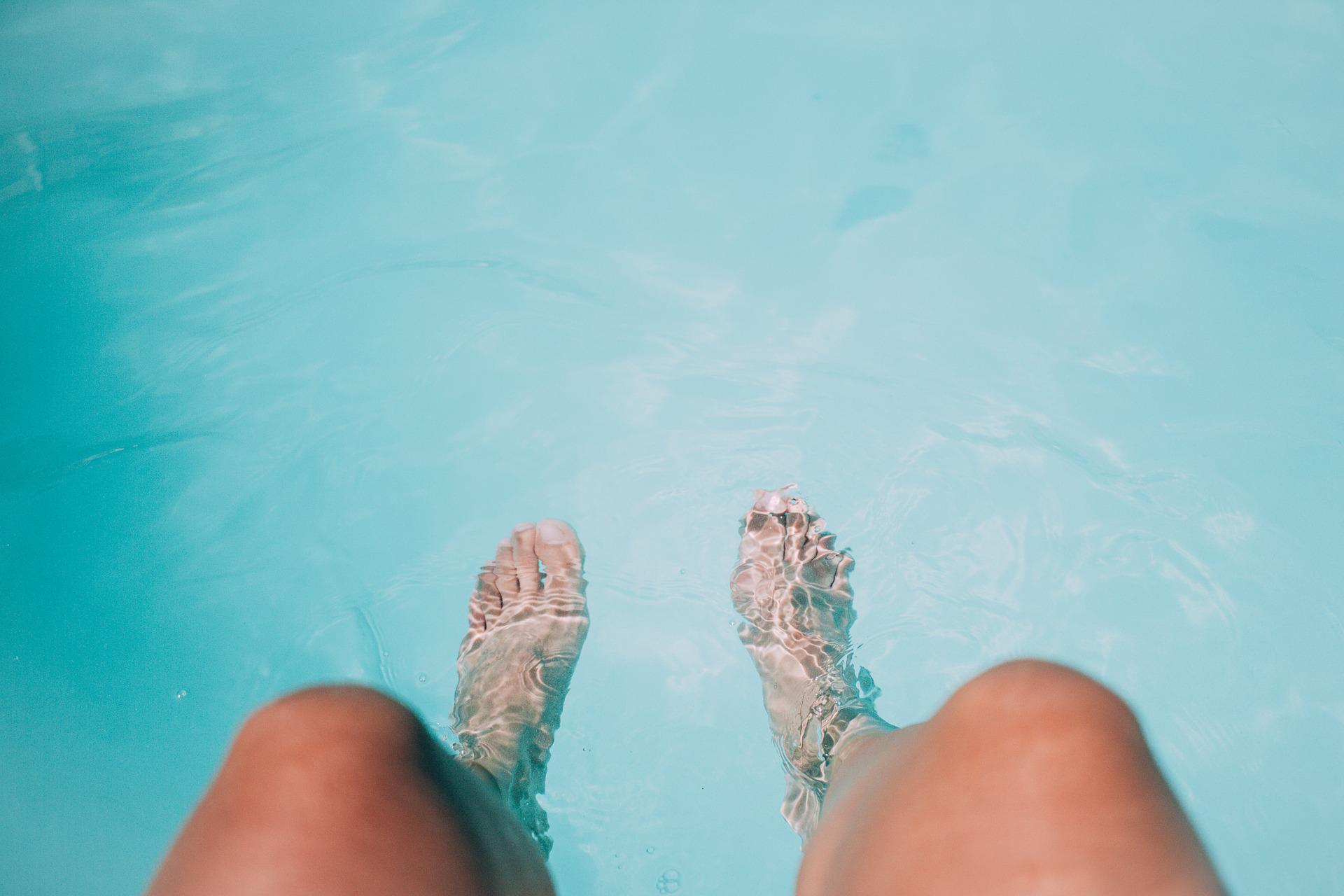 プールサイドの女性の脚
