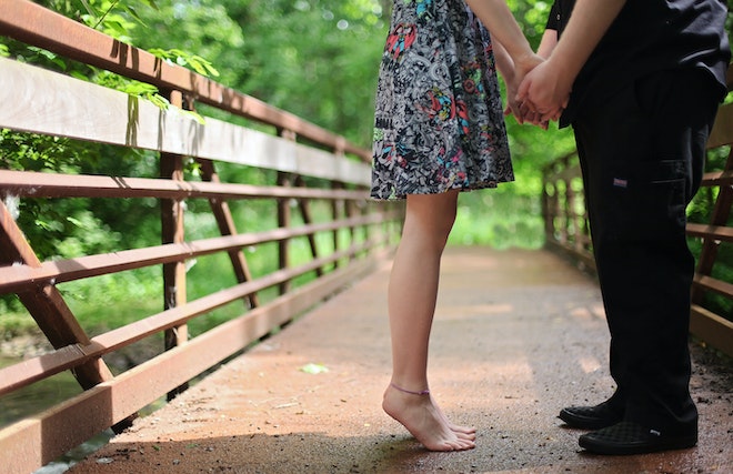 橋の上で向き合い立ってるカップルの下半身