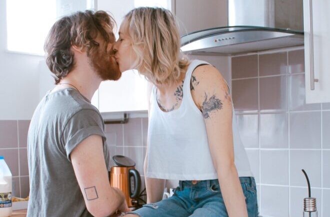 キッチンでキスするカップル