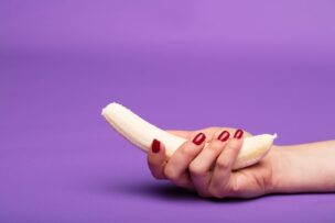 バナナと女性の手