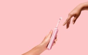 ピンクの電動歯ブラシ