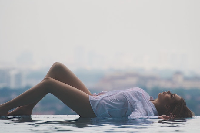 水辺で横たわる女性
