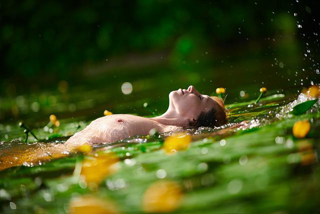 水に浮かぶ女性