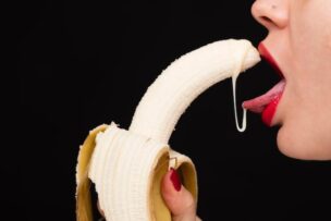 バナナを口に運ぶ女性の口元