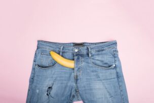 ズボンから飛び出るバナナ