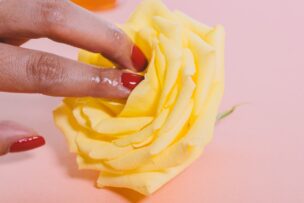 黄色い花弁と女性の指