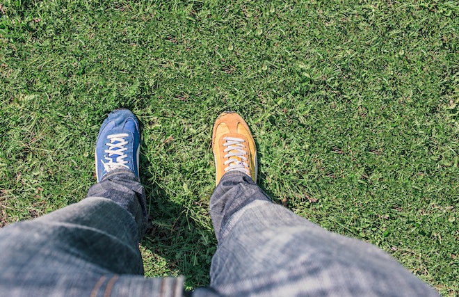 両足で色の異なる靴