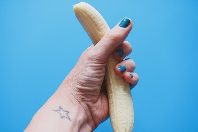 バナナと女性の手