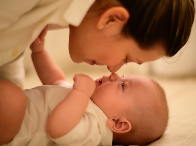 赤ちゃんと見つめ合う女性