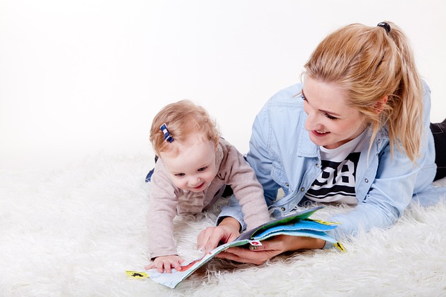 本を読む女性と赤ちゃん