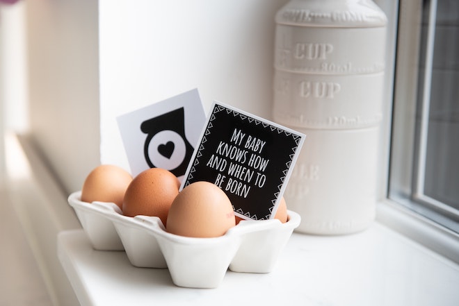 卵ケースの中に入った、妊娠を予感させるメッセージカード
