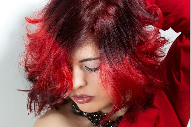赤い髪のセクシーな女性