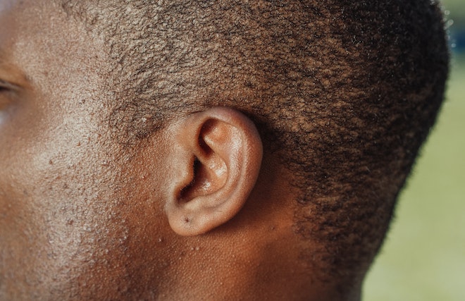 男性の左耳