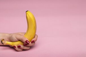 バナナを握る女性