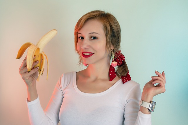 バナナを持つ女性