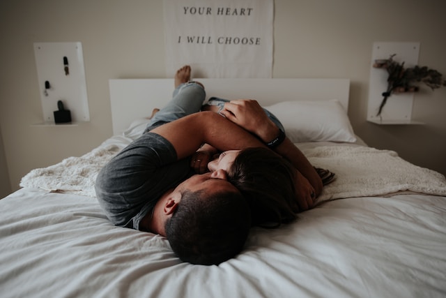 ベッドの上で抱き合うカップル
