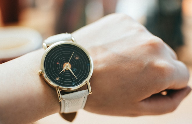 グレーレザーのアナログ腕時計
