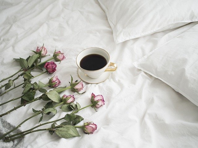 ベッドとお花とコーヒー