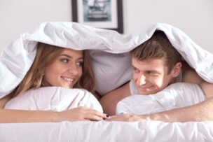 ベッドで見つめ合うカップル